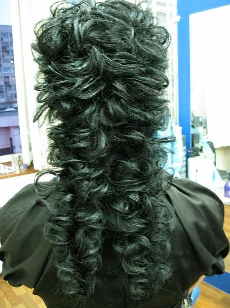 Фото плетение кос на выворот с ленточкой на бок.